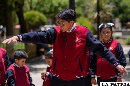 Niños, adolescentes y jóvenes rindieron homenaje por los 417 años de la fundación de la ciudad de Oruro 
/Cortesía