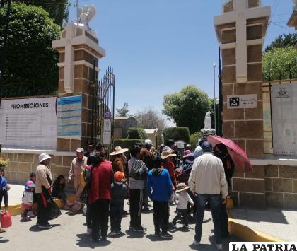 Personas visitaron el Cementerio General para despedir a sus difuntos /LA PATRIA
