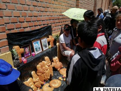 Altares armados a las fueras del Cementerio /LA PATRIA