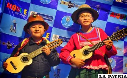 Dos representantes orureños que interpretaron el instrumento en el escenario del Festival /SDCT - Gador
