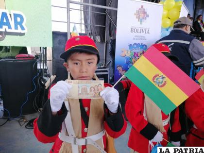 Estudiantes se benefician con el bono de 200 bolivianos /LA PATRIA