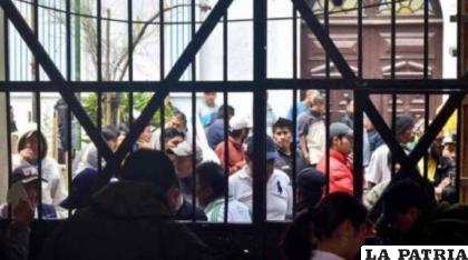 Puerta principal del penal de San Pedro de La Paz /Los Tiempos