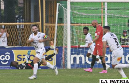 Real Santa Cruz ganó de local 2-1 a Always Ready en la ida el 06/05/2023 /APG