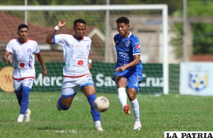 Moisés Calejo de GV San José corta un intento del equipo pandino /Daniel Rodrigo