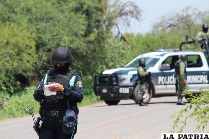 Policías prestan guardia en la zona donde un vehículo policial fue atacado por grupos armados, en Guanajuato /EFE