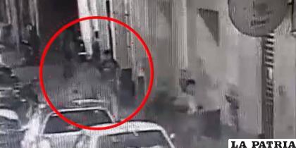 Una cámara de seguridad captó el momento exacto del hecho /Captura