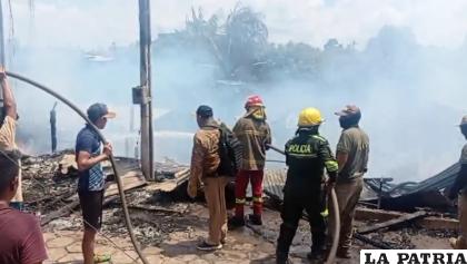 Trabajo de Bomberos y vecinos para controlar el fuego en las viviendas afectadas /captura video
