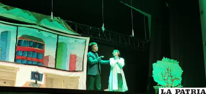 Actores de colegio encarnaron a sus personajes para vivir el teatro /LA PATRIA 