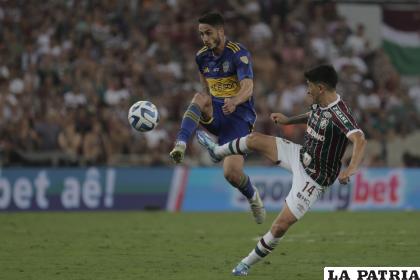 Frank Fabra disputa el balón con Germán Cano /EFE