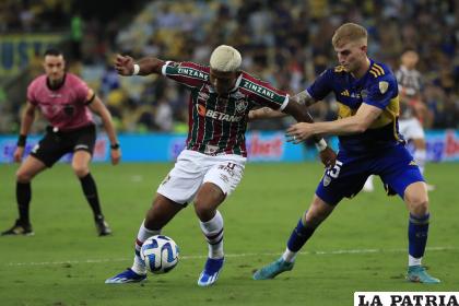 El juvenil John Kennedy domina el balón ante la marca de Nicolás Valentini /EFE