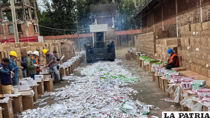 Destrucción directa de cigarrillos ilegales provenientes de Paraguay /Urgente.bo