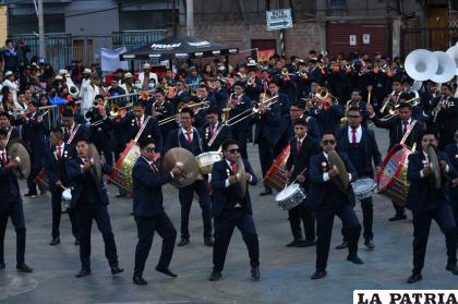 Oruro se deleitó con la danza de los músicos de bronce /LA PATRIA