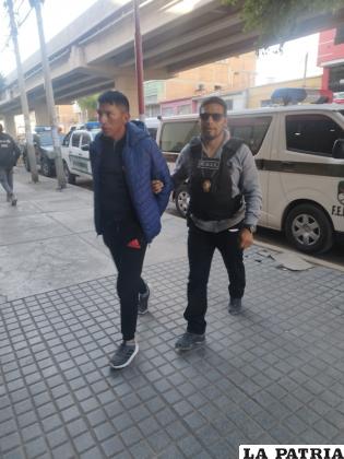 El estudiante para policía fue aprehendido por agentes del DIC de la Felcv y entregado al Ministerio Público/Emilio Castillo ?? LA PATRIA