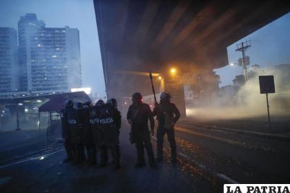 Manifestantes se enfrentan a la Policía en una jornada de protestas /EFE