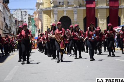 Llamerada Zona Norte en su paso por la plaza principal 10 de Febrero