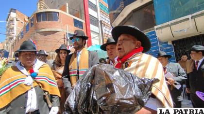 Ceremonia del Primer Convite realizada por la diablada y la morenada más antiguas del Carnaval