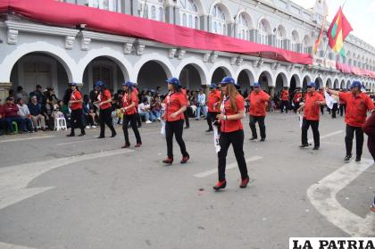 La Diablada Ferroviaria ingresa por la plaza 10 de Febrero