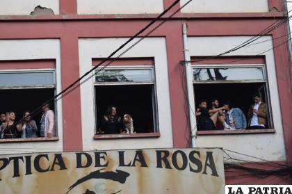 Jóvenes observan el Primer Convite desde lo alto de un domicilio 