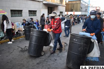 Personal de EMAO concientiza a la población sobre botar basura en los contenedores