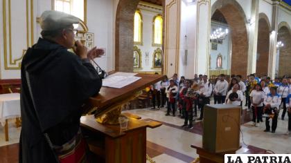 Devotos en el Santuario de la Virgen del Socavón