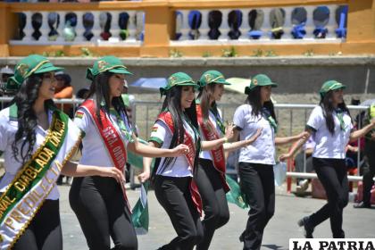 Simpáticas señoritas engalanan la Diablada Oruro