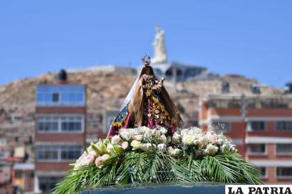 La Virgen del Socavón y de fondo, el Monumento a la Mamita del Socavón 