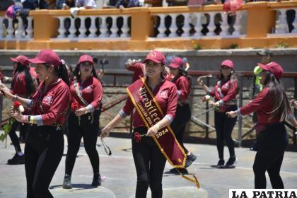 Danzantes de la Llamerada Zona Norte ingresan por la Avenida Cívica 