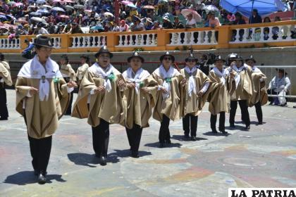 Danzarines renuevan su fe ante la Virgen del Socavón 