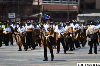 A paso lento pero con mucha energía la Morenada Central Oruro presente en el Primer Convite 
