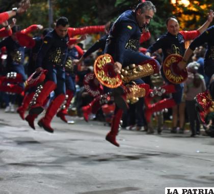 Coreografía prolija de los caporales San Simón /Emilio Castillo