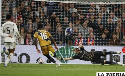 El guardameta del Rayo Vallecano Stole Dimitrievski contuvo varios remates a su arco /EFE