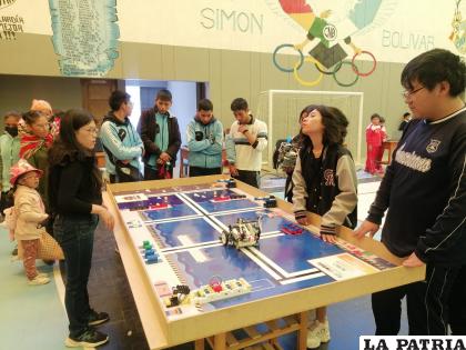 Jóvenes talentosos presenten sus proyectos en robótica /LA PATRIA