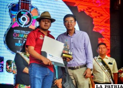 Uno de los representantes de Oruro al recibir su premio /SDCT- Gador