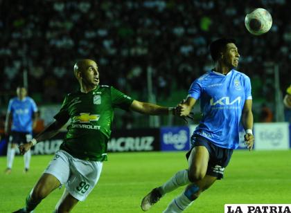Marcos Riquelme y Diego Buceta intenta dominar el balón /APG