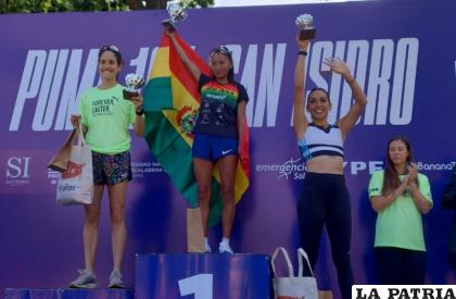 Jhoselyn Camargo en el podio como ganadora de la 10K de San Isidro /LA PATRIA