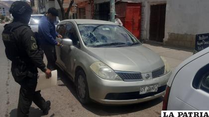 El vehículo afectado en el parabrisas 
/LA PATRIA