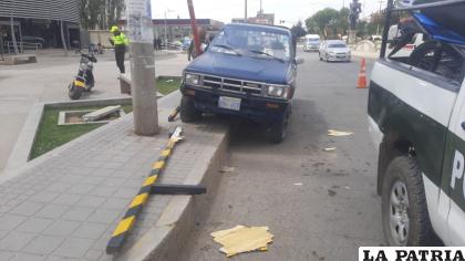 Vehículo impactó con el poste de alumbrado público /LA PATRIA