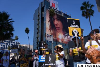 SAG-AFTRA durante una protesta a las afueras de un estudio de cine de Los Ángeles, California /EFE/Allison Dinner