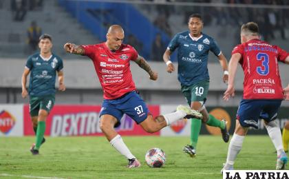 Ariel Nahuelpán con el balón, fue autor de dos goles para el ??aviador? /APG
