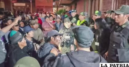 Comunarios trataron de recuperar los motorizados indocumentados /Aduana