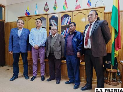 Docente de la FNI, Roberto Del Barco Gamarra (2do. de la izq.) junto con autoridades de la UTO /LA PATRIA 