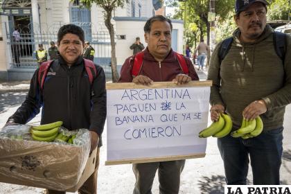 Productores de banano protestan para exigir el pago que se les debe por las exportaciones de la fruta al mercado argentino /EFE/ Esteban Biba