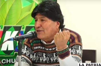 Evo Morales denunció la transferencia monetaria en su programa de radio /Erbol