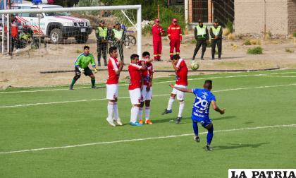 Deportivo Escara abrió el marcador de tiro libre /LA PATRIA
