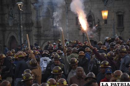 Mineros continúan movilizados en La Paz /APG