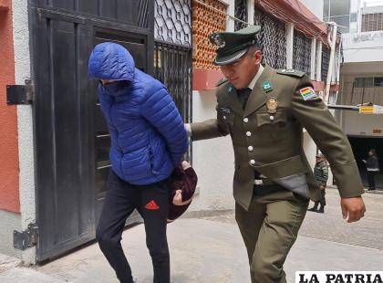 El implicado es custodiado por un policía hacia su audiencia cautelar /Emilio Castillo