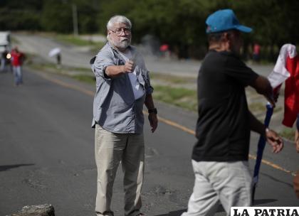 Un hombre dispara hacia un manifestante en medio de un bloqueo de docentes en Chame, Panamá /EFE/ Bienvenido Velasco