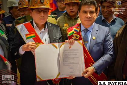 El gobernador de Oruro, Vedia (der.), junto con la máxima autoridad de Potosí, durante la firma del convenio /Gador
