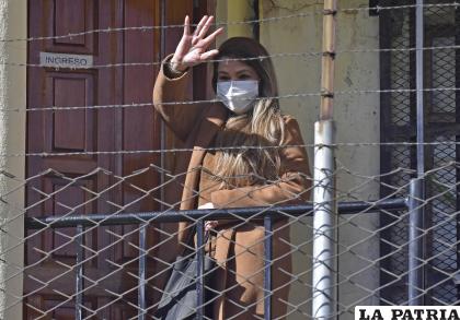 La expresidenta interina Jeanine Áñez, al saludar en la cárcel de Mujeres de Miraflores, donde está detenida desde marzo de 2021 /EFE /Stringer