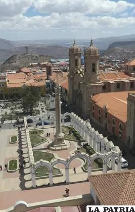 Plaza principal 10 de Noviembre en la ciudad de Potosí /Bolivia te espera  